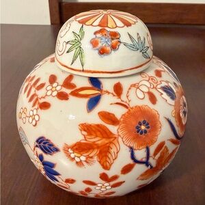 Vintage Imari Ginger Jar 4-1/2" tall and 4 " in Diameter.